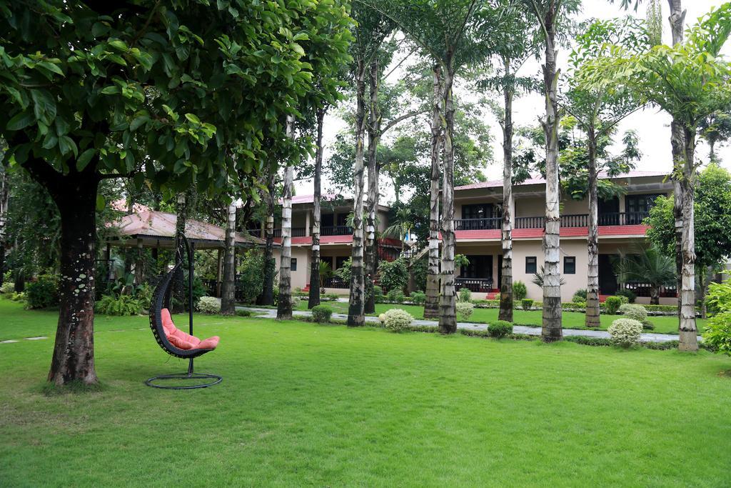 Hotel Parkland Sauraha Extérieur photo