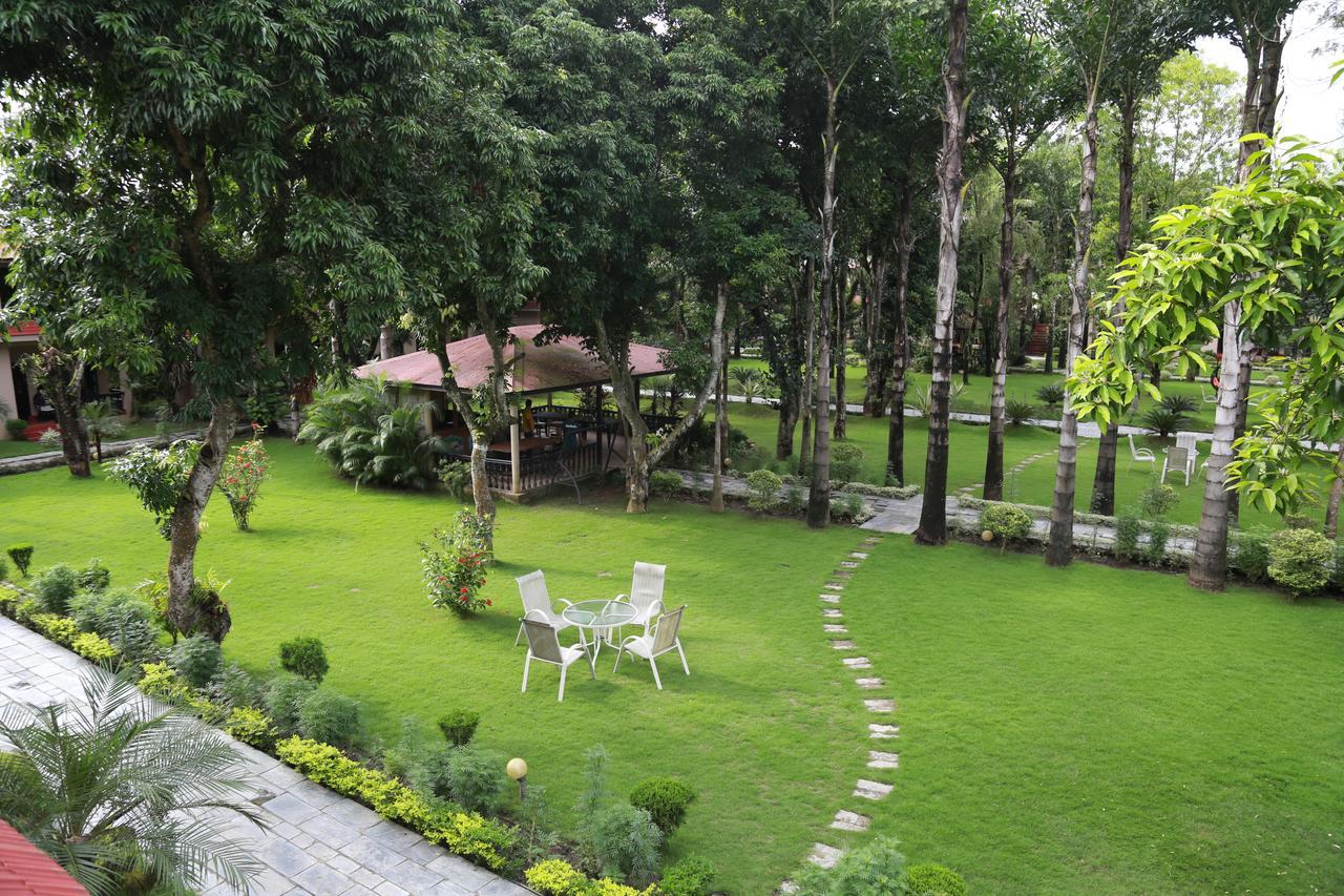 Hotel Parkland Sauraha Extérieur photo